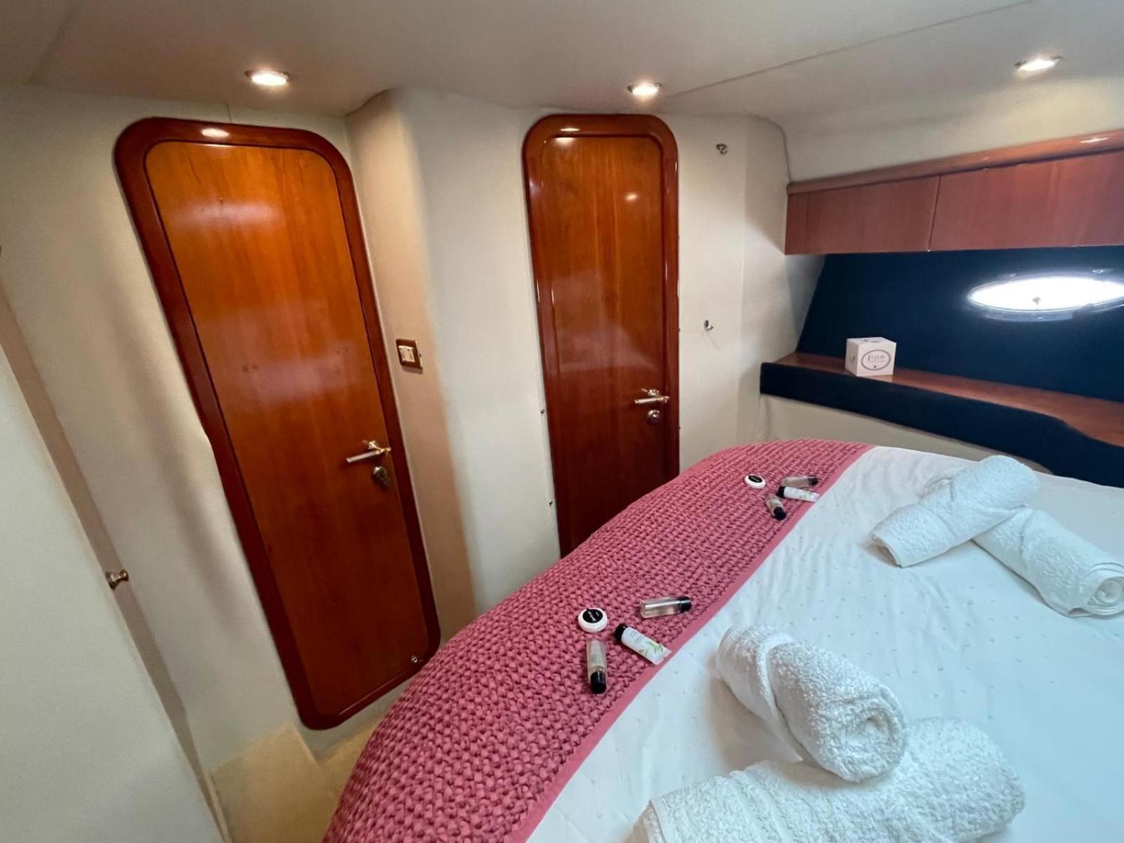 Boat Accommodation Ltd Торки Экстерьер фото