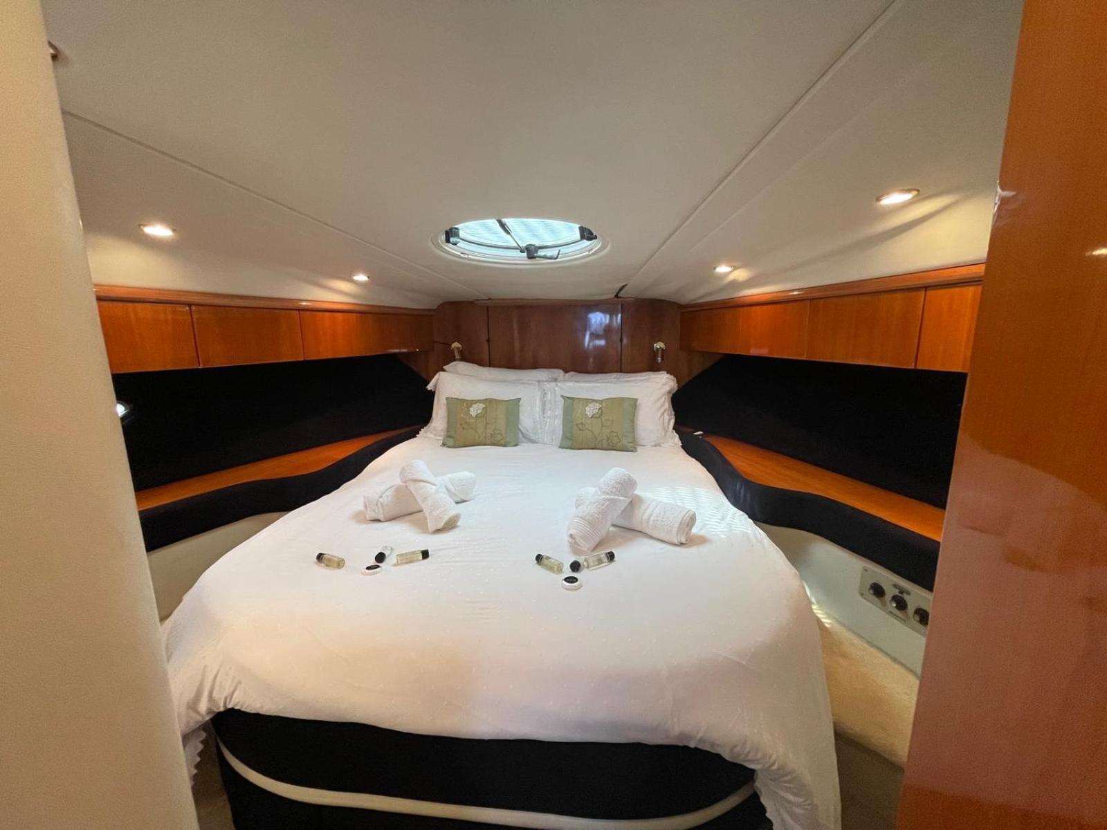 Boat Accommodation Ltd Торки Экстерьер фото